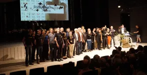 Die Helfer.innen der BBAs 2018 stehen auf der Bühne-