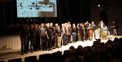 Die Helfer.innen der BBAs 2018 stehen auf der Bühne-