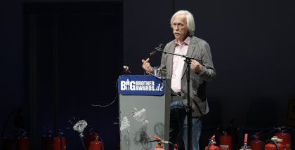Rolf Gössner am Redner.innenpult.