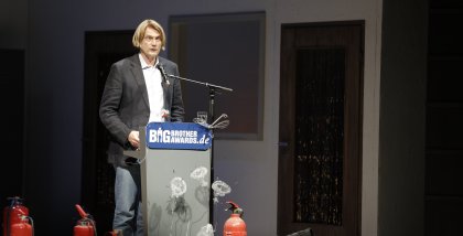 Frank Rosengart am Redner.innenpult der BigBrotherAwards 2019.