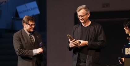 Jochen Wegner von ZEIT ONLINE nimmt den BigBrotherAward von padeluun entgegen.