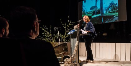 Sarah Spiekermann am Redner.innenpult der BigBrotherAwards 2018.
