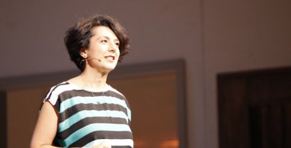 Moderatorin Golineh Atai.