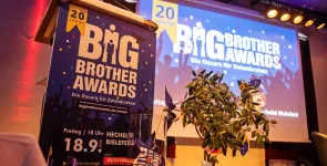 Deko der BigBrotherAwards 2020 (Redner.innenpult und Bühne).