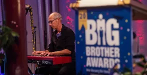 Matthias Kämper sitzt am Keyboard und steuert die musikalische Untermalung bei.
