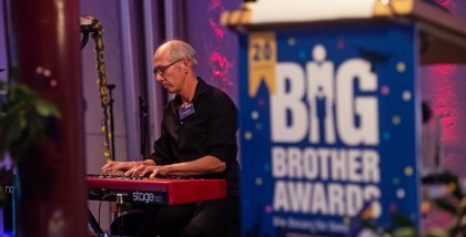 Matthias Kämper sitzt am Keyboard und steuert die musikalische Untermalung bei.