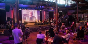 Grußwort von Gerhart Baum, Bundesinnenminister a.D. per Beamerbild auf der Bühne.