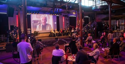 Grußwort von Gerhart Baum, Bundesinnenminister a.D. per Beamerbild auf der Bühne.