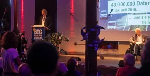 Frank Rosengart am Redner.innenpult der BigBrotherAwards 2020.