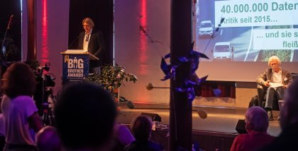Frank Rosengart am Redner.innenpult der BigBrotherAwards 2020.