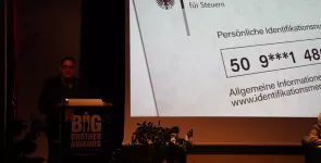 padeluun am Redner.innenpult. Im Hintergrund ein Bild eines Schreibens des Bundeszentralamts für Steuern.