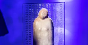 Die BBA-Statue vor blauem Hintergrund.