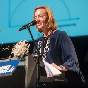 Sarah Spiekermann am Redner.innenpult während der BigBrotherAwards 2018.
