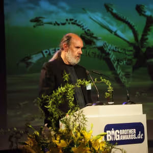 Frans Valenta am Redner.innepult während der BigBrotherAwards 2012.
