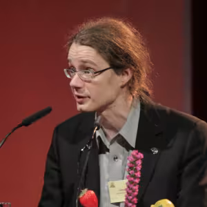 Andreas Bogk am Redner.innenpult während der BigBrotherAwards 2011.