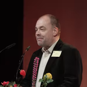 Bernd Sieker am Redner.innenpult der BigBrotherAwards 2011.