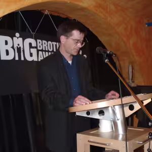 Patrick Goltzsch am Redner.innenpult der BigBrotherAwards 2000.