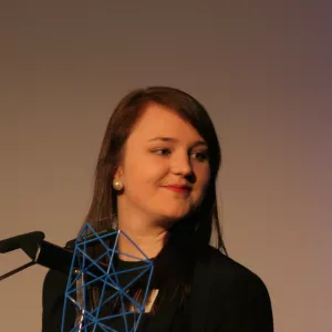 Jessica Wawrzyniak am Redner.innenpult der BigBrotherAwards 2016.