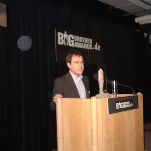 Ingo Ruhmann am Redner.innepult während der BigBrotherAwards 2001.