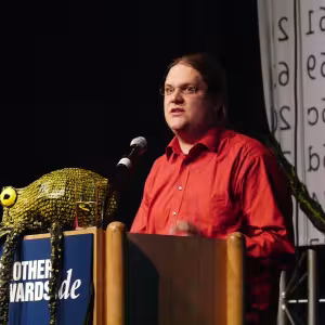 Alvar Freude am Redner.innenpult während der BigBrotherAwards 2008.
