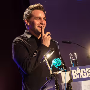Max Schrems am Redner.innenpult während der BigBrotherAwards 2015.
