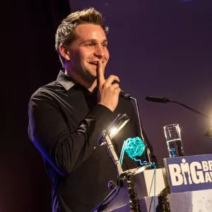 Max Schrems am Redner.innenpult während der BigBrotherAwards 2015.