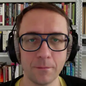 Hans Hübner mit Brille und Kopfhörern.