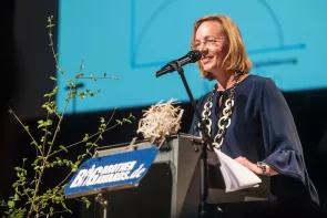Sarah Spiekermann am Redner.innenpult während der BigBrotherAwards 2018.