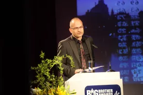 Sönke Hilbrans am Redner.innenpult der BigBrotherAwards 2012.