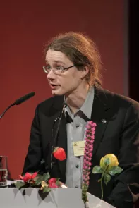 Andreas Bogk am Redner.innenpult während der BigBrotherAwards 2011.