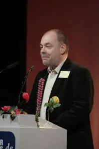 Bernd Sieker am Redner.innenpult der BigBrotherAwards 2011.
