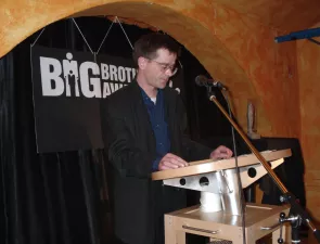 Patrick Goltzsch am Redner.innenpult der BigBrotherAwards 2000.