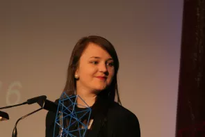 Jessica Wawrzyniak am Redner.innenpult der BigBrotherAwards 2016.