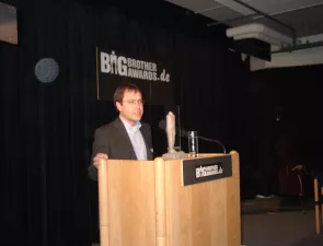 Ingo Ruhmann am Redner.innepult während der BigBrotherAwards 2001.