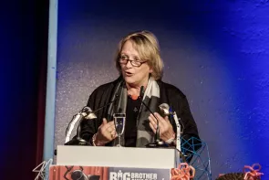 Sabine Leutheusser-Schnarrenberger am Redner.innepult der BigBrotherAwards 2016.