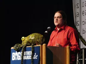 Alvar Freude am Redner.innenpult während der BigBrotherAwards 2008.