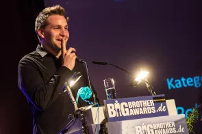 Max Schrems am Redner.innenpult während der BigBrotherAwards 2015.