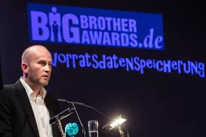 Kai Biermann am Redner.innenpult während der BigBrotherAwards 2015.