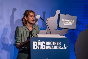 Elisabeth Niekrenz am Redner.innenpult der BBAs 2025.