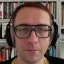 Hans Hübner mit Brille und Kopfhörern.