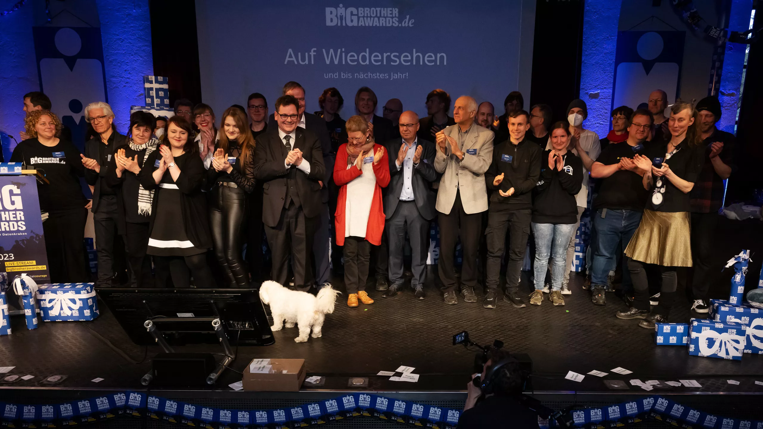Das Team von Digitalcourage, die Jury und alle Helfer.innen auf der Bühne.